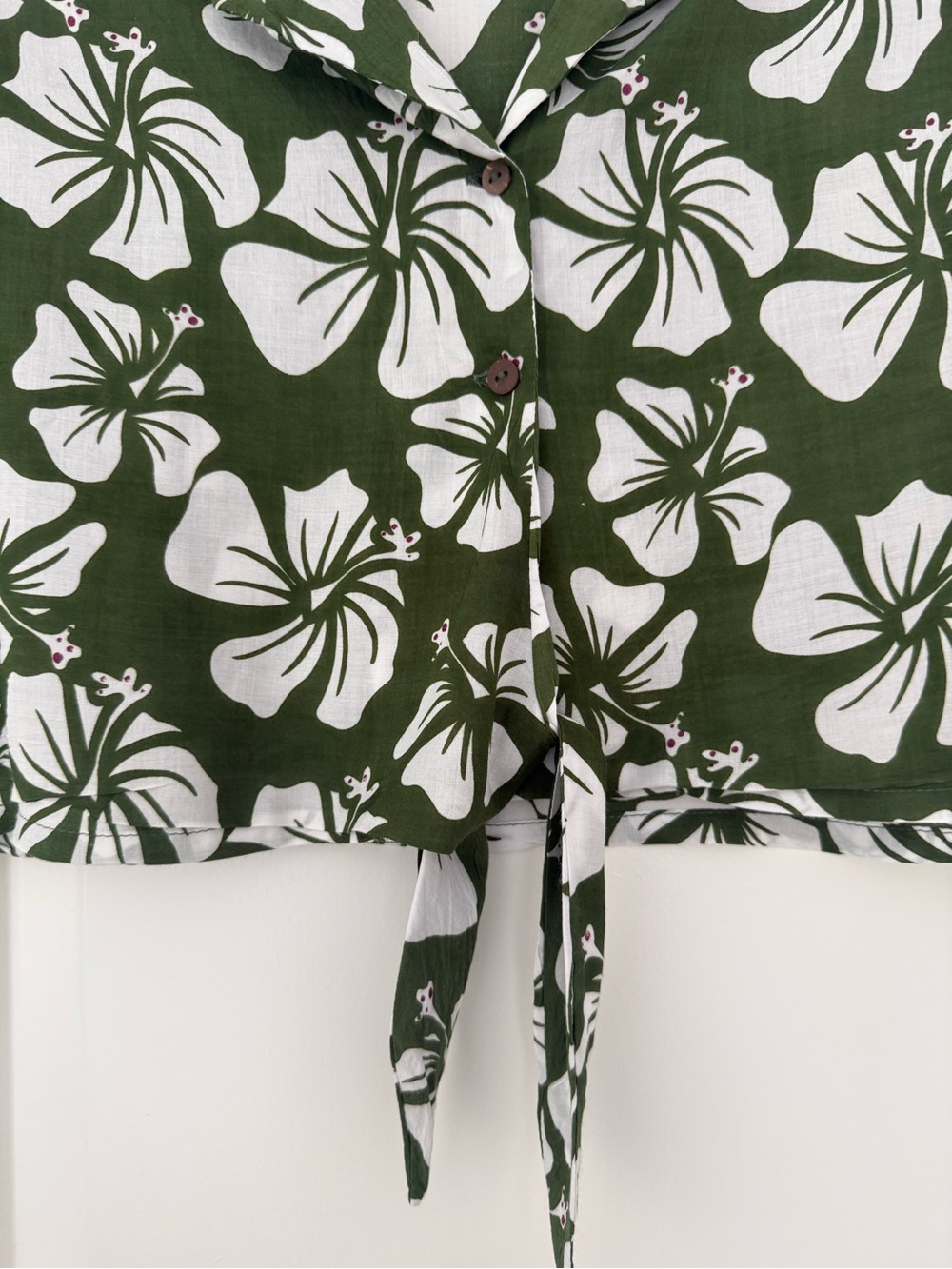 Holoholo Surf Aloha Button Crop In Avocado Kokio Print View 3